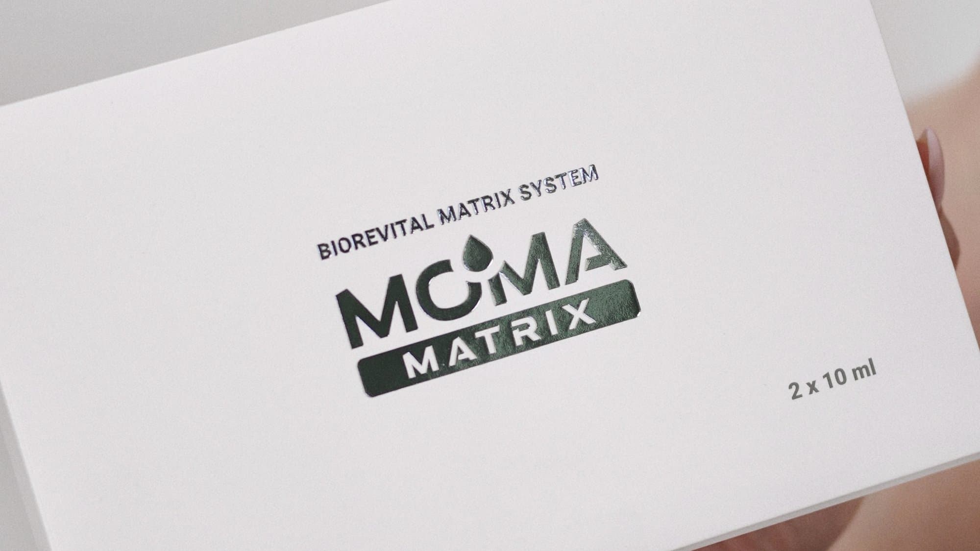 Коробка курса Biorevital Matrix System MOMA MATRIX в руках