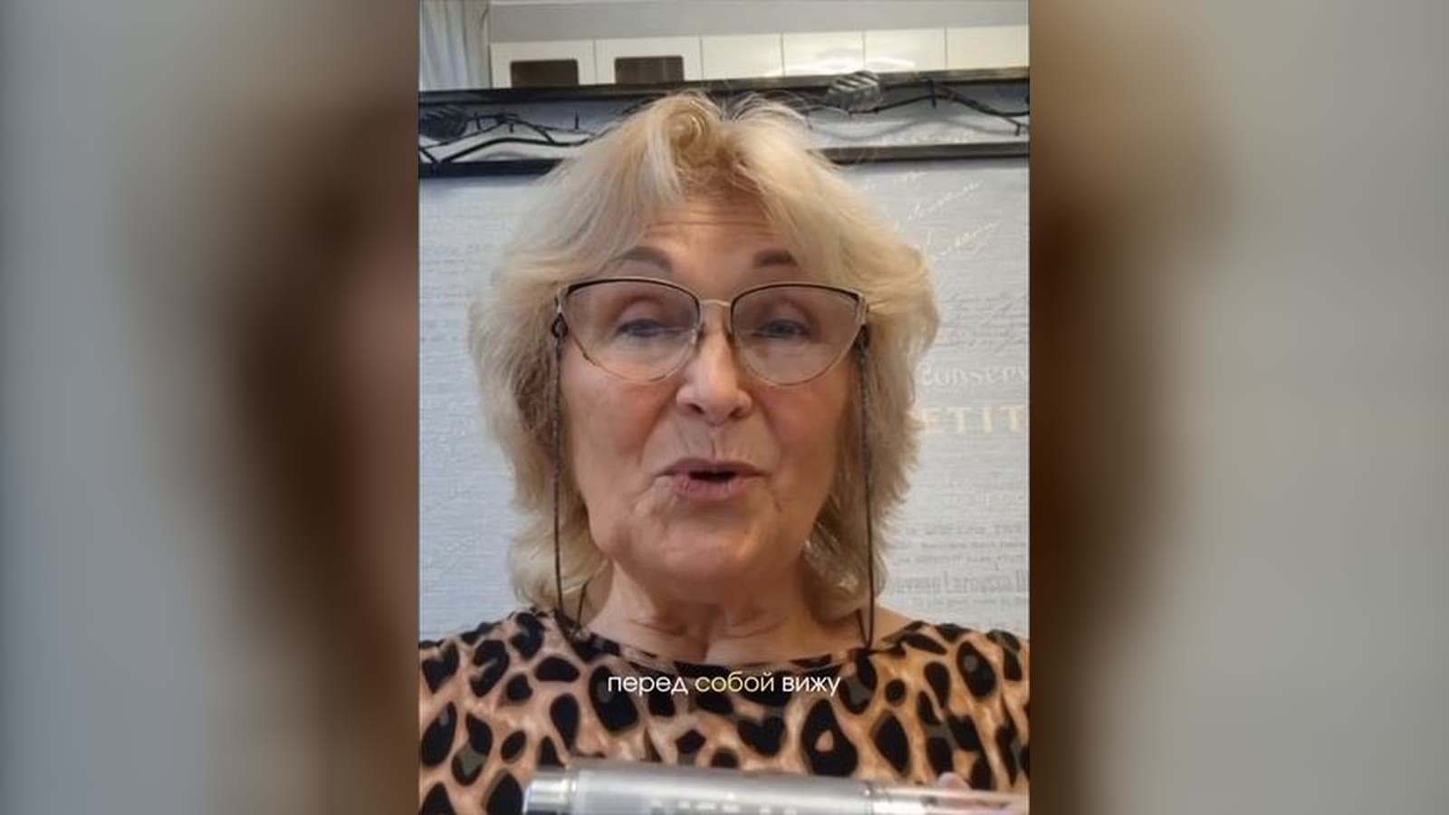 Елена Ткачёва рассказывает на камеру, кадр из ролика